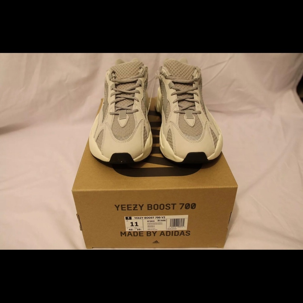 Yeezy 700 statics